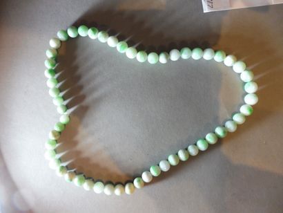 null NECKLACE of pearls in white jade vein green, diam 0,8 to 1 cm, length 50 cm