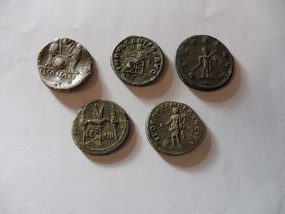 null DIX PIECES en bronze d’époque romaine, diam 2 cm à 3,2 cm