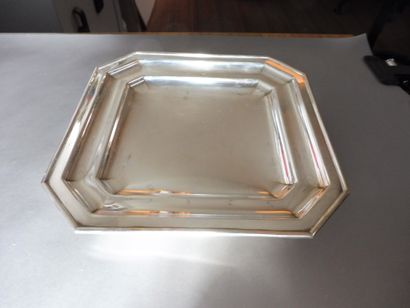 null Square-shaped silver platter with cut corners and stepped edges. 22,8 x 22,8...