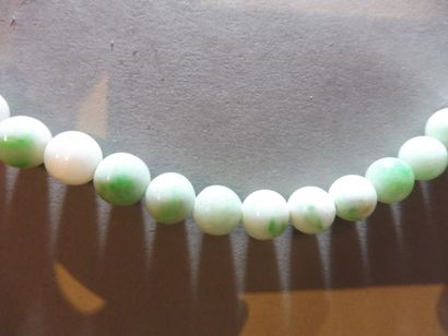 null NECKLACE of pearls in white jade vein green, diam 0,8 to 1 cm, long 51 cm