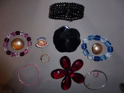 null LOT of 3 brooches, 5 bracelets, ring, pair of earrings
