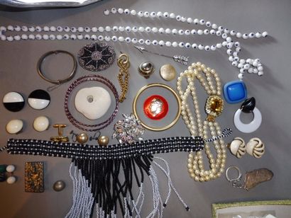 null LOT of costume jewellery: 5 bracelets (one silver), brooch, necklaces, earrings,...