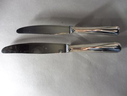 null DEUX ENSEMBLES de couteaux comprenant 12 grands couteaux modèle perles et 12...