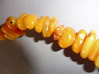 null Baltic yellow amber pebble, diam 1.8 to 2.2 cm, length 94 cm, weight 153 g.