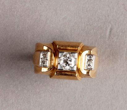 null Yellow gold ring of the 1930's style set with a small central brilliant-cut...