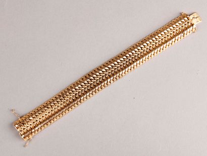 null Flexible gold braided bracelet with ribbons and interlacing.
Weight: 45 g