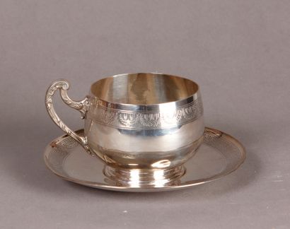 null TASSE à anse et sa SOUS-TASSE en argent à décor incisé de frise de guirlandes...