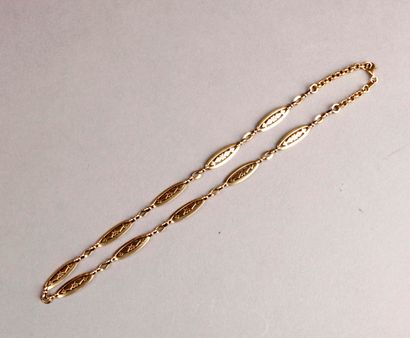 null Yellow gold necklace, oval openwork links with fleurons.
Pds: 19.4 g