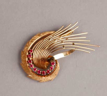 null Yellow gold sheaf brooch set with ten very small rubies.
Gross weight: 10 g