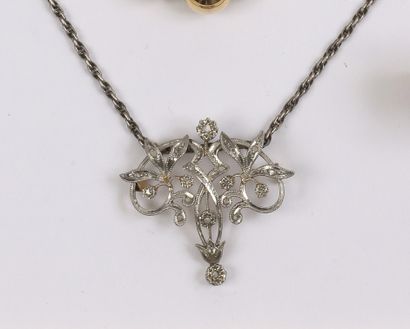 null White and yellow gold openwork pendant with foliage and small white stones.
Weight:...