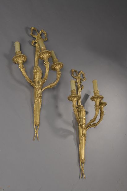 null PAIRE D'APPLIQUES au carquois en bronze doré à trois bras de lumière ornés de...