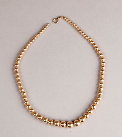 null NECKLACE adorned with falling hollow balls in yellow gold.
Pds: 78.3 g