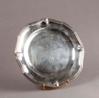 null Small silver PLAT, model with filets contours with shells.
Minerve mark. Goldsmith:...