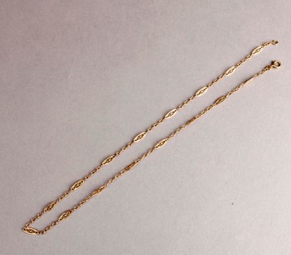 null NECKLACE in yellow gold, openwork olive links.
Gross weight: 6.5 g