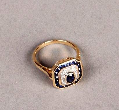 null Yellow gold ring, the octagonal bezel decorated with small sapphires.
Gross...