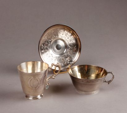 null TWO silver MUGS with handles decorated with an escutcheon on a guilloche background.
Joint:...