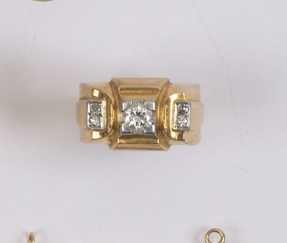 null Yellow gold ring of the 1930's style set with a small central brilliant-cut...