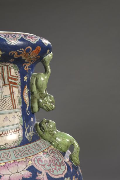 CHINE Paire de grands vases de forme balustre en porcelaine à décor polychrome de...