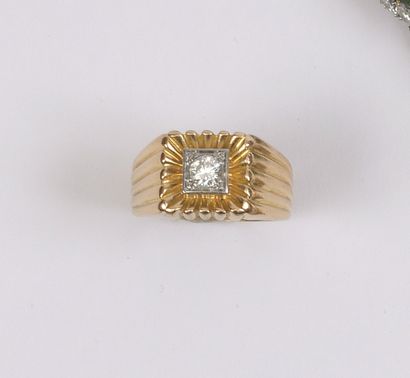 null Yellow gold ring with a small diamond of about 0.2 carat set on a square white...