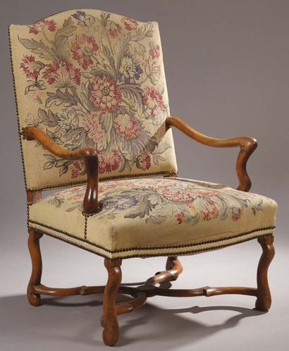 null Large armchair with high back in walnut, "sheep bone" base, floral decoration.
XVIIth...