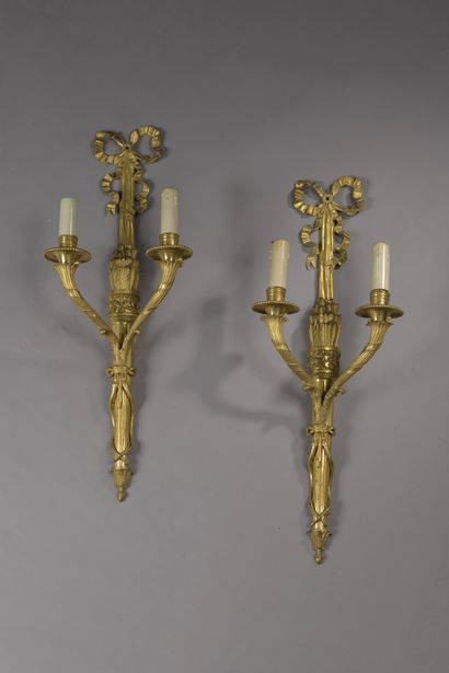 null PAIRE D'APPLIQUES au carquois en bronze doré à deux bras de lumière retenus...