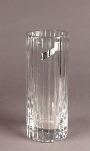 BACCARAT. VASE tronconique en cristal à cannelures.
H. 30 cm