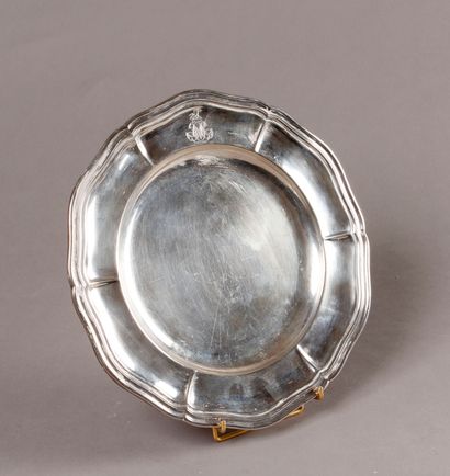 null Small silver PLAT, model with filets contours and pinched ribs, the marli figured.
Minerve...