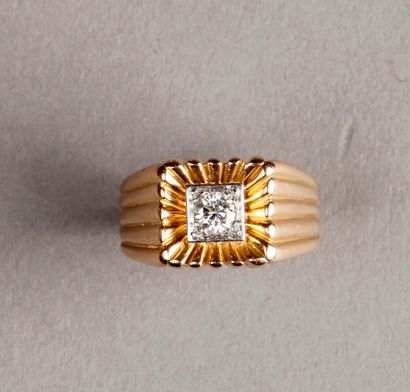 null Yellow gold ring with a small diamond of about 0.2 carat set on a square white...