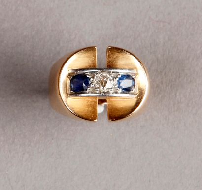 null Ball ring in yellow gold, bezel with two half-moons set with two small sapphires.
Gross...