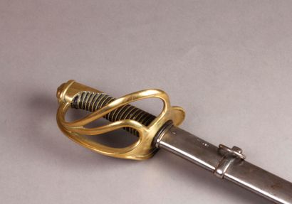 null SABRE modèle 1822, lame datée 1874. Même matricule, garde et fourreau. TBE.