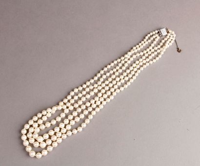 null NECKLACE three rows of pearls in fall, silver clasp.