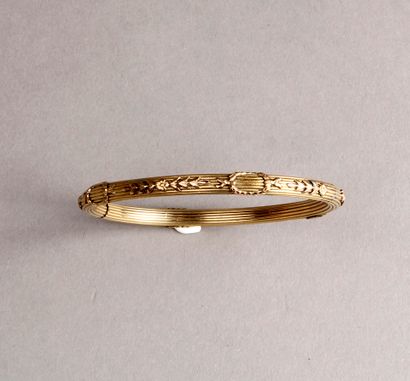 (NON VENU) 
GOLDEN METAL BRACELET decorated with palmettes and garlands on a background...