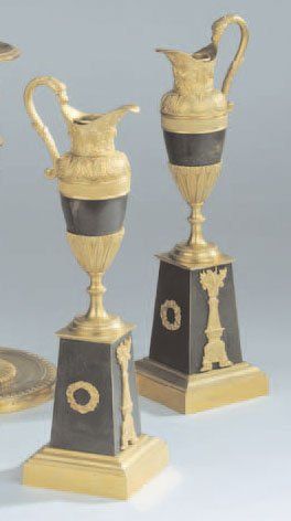 null - PAIRE DE FLAMBEAUX en bronze ciselé et doré en forme de vases à anses sur...