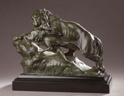 Ecole Française vers 1900 Lioness attacking a guib
Bronze with green patina.
Bears...