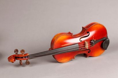 null MIRECOURT VIOLIN (Small accidents). 
 Early 20th century.
(358 mm)
