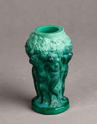 D'après Heinrich HOFFMANN (1875-1939) Petit vase Bacchantes en verre moulé de couleur...