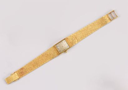 OMEGA Montre bracelet de dame en or jaune, boitier rectangulaire, cadran doré à index...