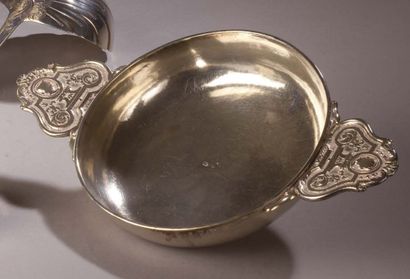 null ECUELLE with ears in silver decorated with medallions with profile in foliage...