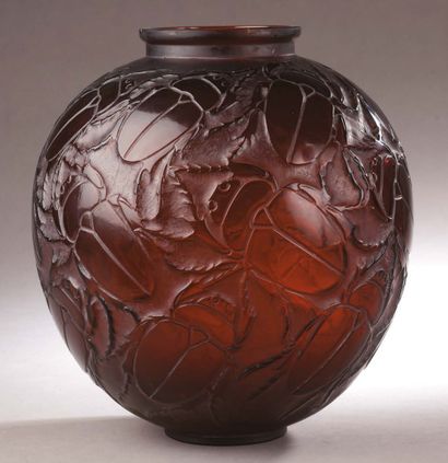 RENE LALIQUE (1860-1945) 
VASE Gros Scarabées en verre rouge-brun, soufflé moulé.



Signé...