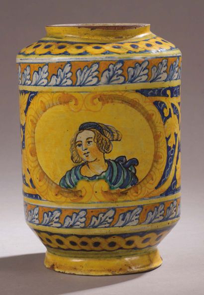 SICILE Albarello cylindrique en faïence à décor polychrome d'une femme en buste dans...