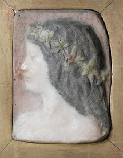 Henri CROSS Profil de femme Bas-relief en pâte de verre. Signé en haut à gauche....