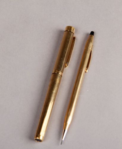 null CROSS. Mechanical pencil in gilded metal.

Joint: SHEAFFER. Rollerball pen in...