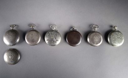 null Five silver pocket watches (accidents, missing a clasp).

Joint: Metal pocket...