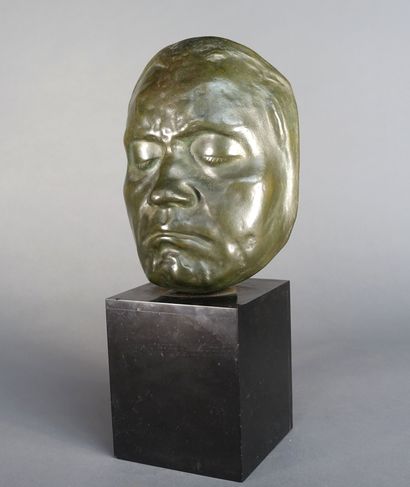 null Masque d’homme en bronze à patine verte, sur socle cubique en marbre noir.

XXe...