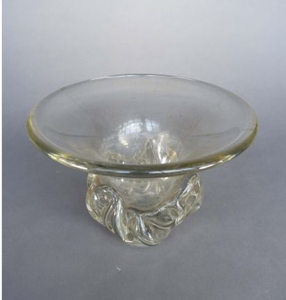 null DAUM France. Vase de forme cratère à col évasé en cristal à décor de rubans...