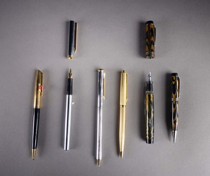  Lot de six stylos divers (dans des écrins). 
Waterman : stylo plume en métal en...