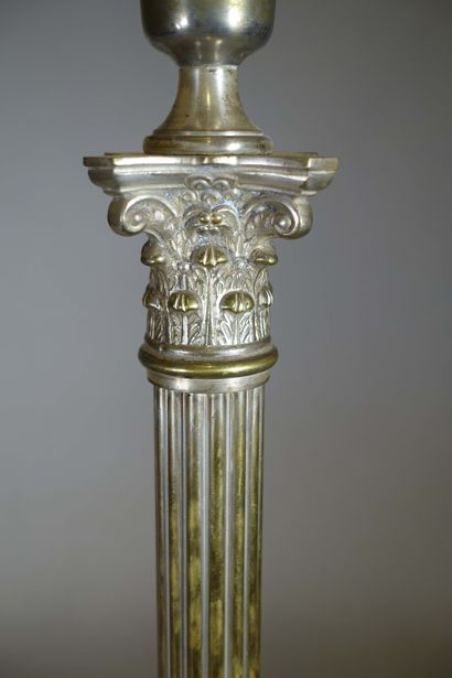 null Grand pied de lampe colonne à chapiteau corinthien sur base carrée en métal.

XXe...
