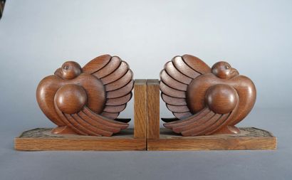 null Paire de serre-livres en forme de pigeons en noyer sculpté.

XXe siècle.

H :...