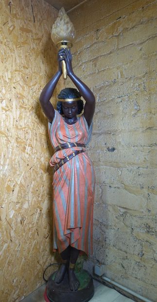 null Porte-torchère en plâtre patiné représentant une Nubienne drapée, les bras tendus,...