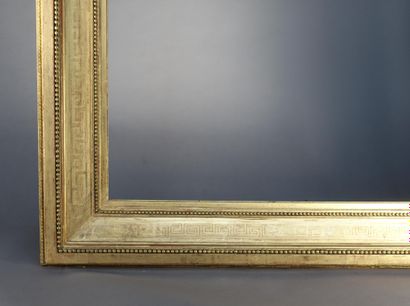 null Grand cadre en bois et stuc doré à décor de grecques et perles.

XIXe siècle.

(Petits...